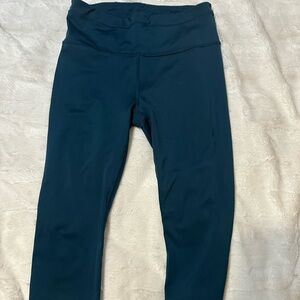 Athleta Accelerate Crop activewear Navy blue size small